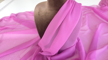Voal creponat roz zmeurică muselină din mătase naturală drapat pe bust de prezentare