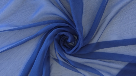 Voal de mătase bluemarin aranjat în spirală pe fundal deschis