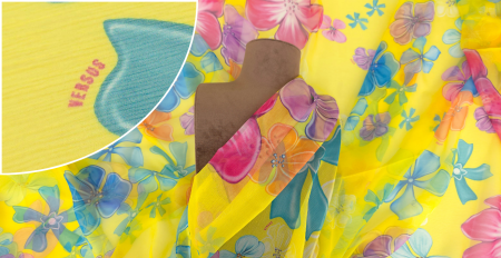 Voal din mătase naturală cu flori pe galben drapat pe manechin