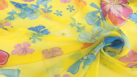 Voal galben in spirala cu flori tropicale colorate diafane