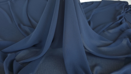 Voal georgette bleumarin cu cădere fluidă în falduri verticale suspendate și volum amplu la bază