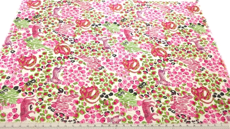 Voal georgette din vâscoză animal print desfășurat pe masă