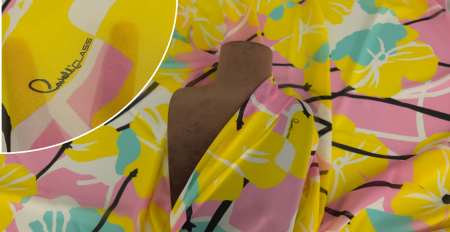 Voal georgette din vâscoză floral roz galben drapat pe manechin