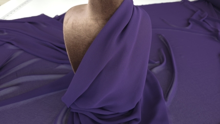 Voal georgette mov imperial drapat pe bust de manechin, cu falduri moi pe lateral