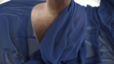Voal georgette navy blue drapat pe bust de manechin maro cu prindere diagonală