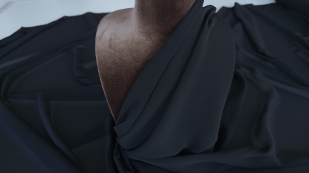 Voal georgette negru creponat drapat pe bustul manechinului cu pliuri petrecute diagonal