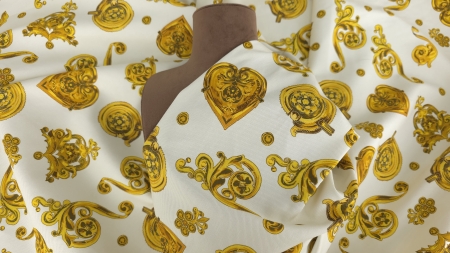 White denim cu imprimeu baroc auriu drapat pe bust manechin maro