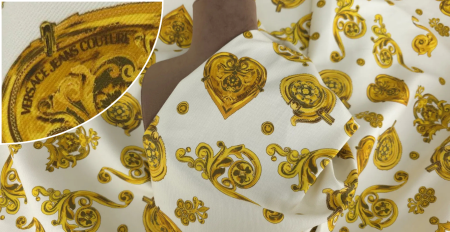 White denim cu imprimeu baroc auriu drapat pe bust manechin maro scaled