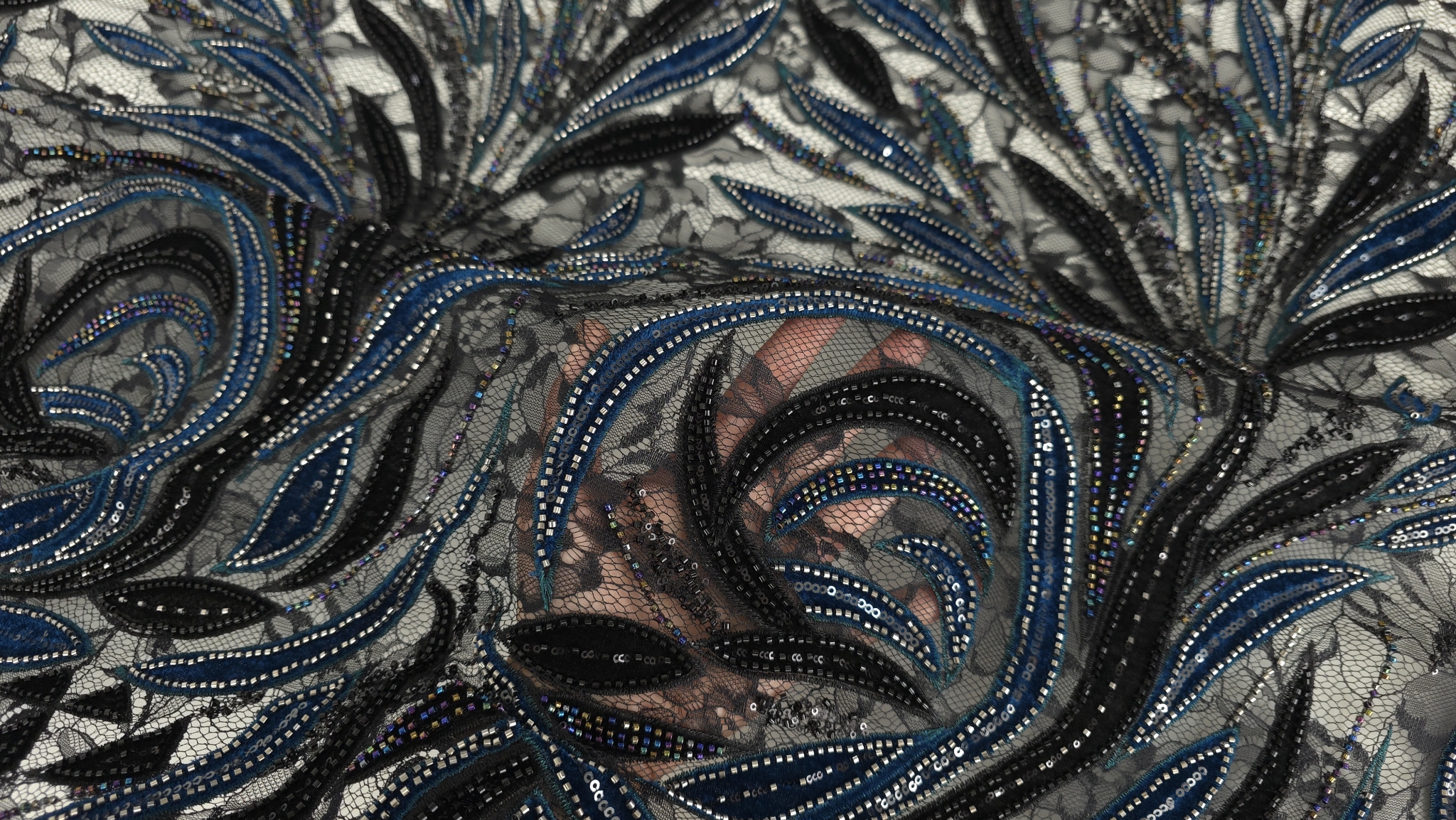 Zona de tranziție între motivele dense și cele rare, catifea turcoaz pe fond negru