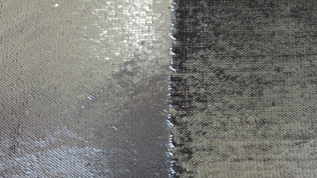 Tranziție între partea lucioasă cromată și partea mată a materialului paiete reversibile cromate