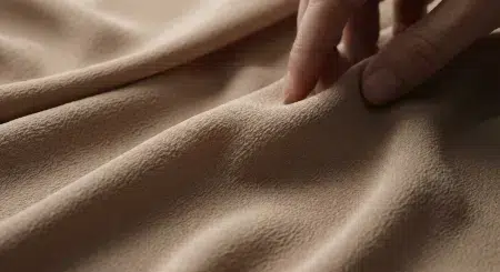 Ce este crepe de chine - detaliu de țesătură cu textură ondulată și cădere fluidă
