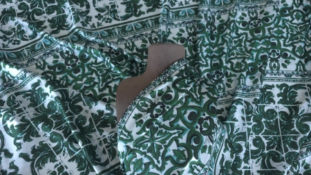Bust manechin maro cu material satinat imprimat verde smarald si turcoaz falduri laterale
