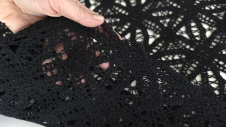 Dantelă macrame neagră bumbac model geometric ținută în mână, cădere moale vizibilă