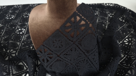Dantela macrame negra 100% bumbac in design geometric drapată pe manechin, vedere laterală