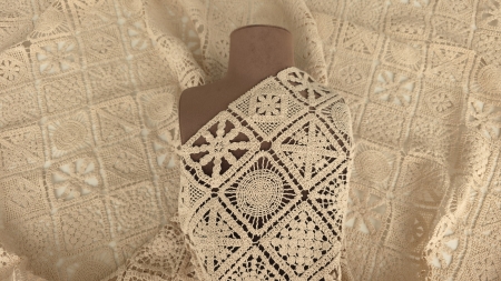 Dantelă macrame nude 100% bumbac în design geometric, drapată pe manechin