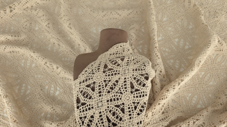 Dantelă macrame nude natural din bumbac 100% drapată pe manechin, vedere generală