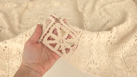 Falduri verticale ton nude natural, bordură decorativă integrată pe margine