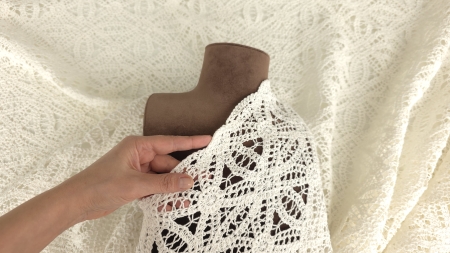 Margine decorativă ondulată dantelă macrame ivoire, detaliu lateral pe manechin