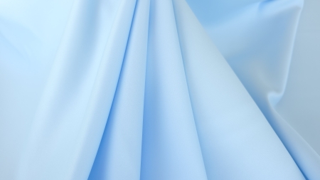 Material tafta sky blue fără elasticitate cu falduri verticale ample și structură fermă vizibilă