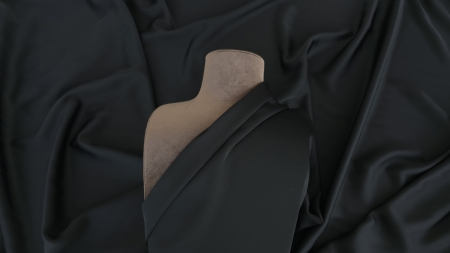 Satin Hugo Negru drapat pe manechin de croitorie, falduri precise