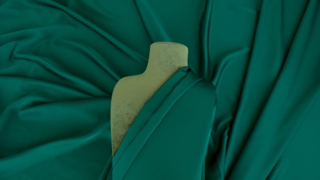 Satin Hugo Verde pădure drapat pe manechin de croitorie, falduri moi