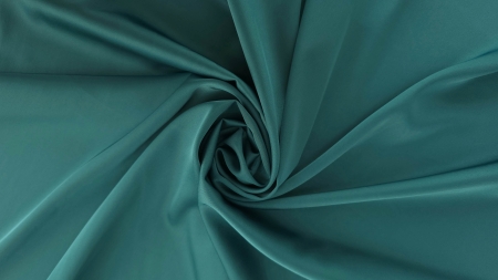 Satin Regalia albastru turquoise rulat în spirală, vârtej central cu falduri late răsucite și luciu pronunțat pe creste