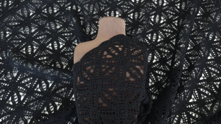 Textură fină ajurată dantelă macrame neagră pe manechin, spații neregulate și fir consistent