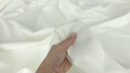 detaliu pliu material ivory mana transparenta subtila pe margine
