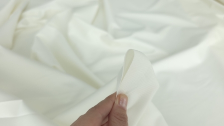 material poplin ivory cu finisaj satinat strans in mana detaliu structura