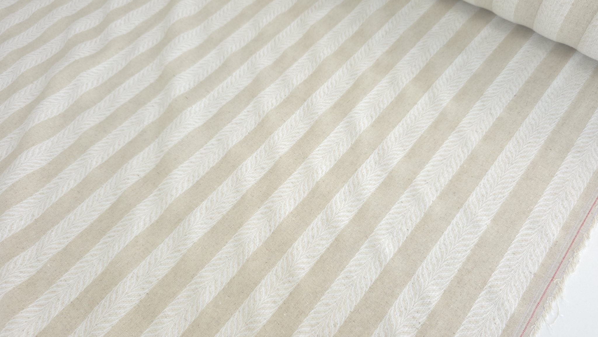 Benzi alternate cu linii fine decorative pe fond deschis plan mediu