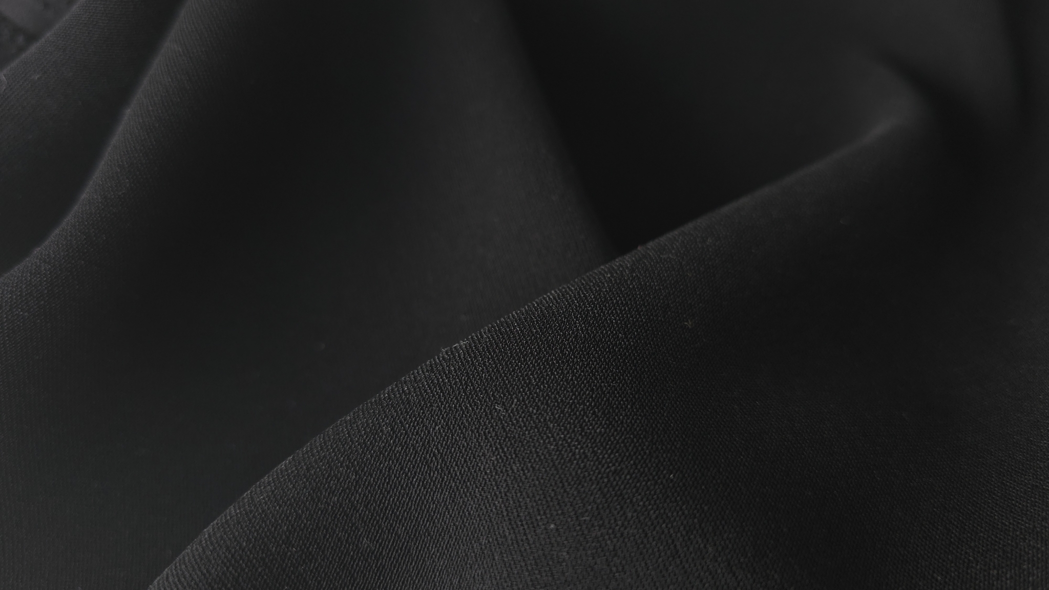 Detaliu textură crep negru 175 cm, suprafață uniformă fără reflexii