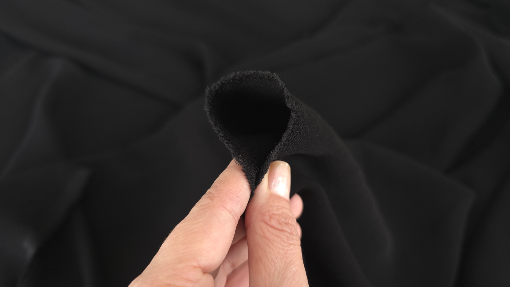 Material crep negru lat metraj, margine tăiată vizibilă, opacitate completă