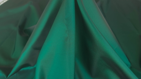 Metraj de mikado verde intens cu mătase naturală fotografiat în falduri largi, față perlată vizibilă