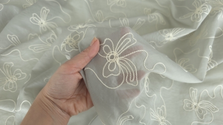 Metraj voal brodat floral gri pentru rochii desfasurat pe fundal alb, broderie ivory uniforma pe toata suprafata, cod 75114 EV34A