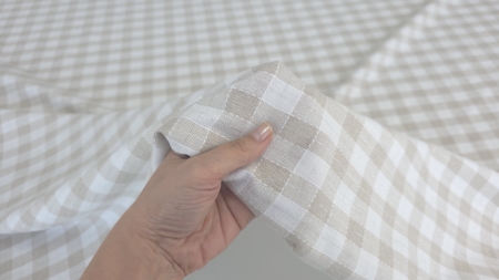 Țesătură cu in în carouri mici cu fir lurex pe rulou fond alb