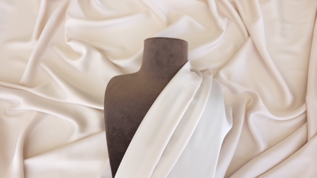 Valentino crem matase dubla satinata cu elastan drapat pe manechin falduri naturale