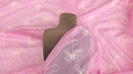 Voal natural sweet pink cu broderie de vara pe manechin, caderea materialului in zona umarului, roz aprins