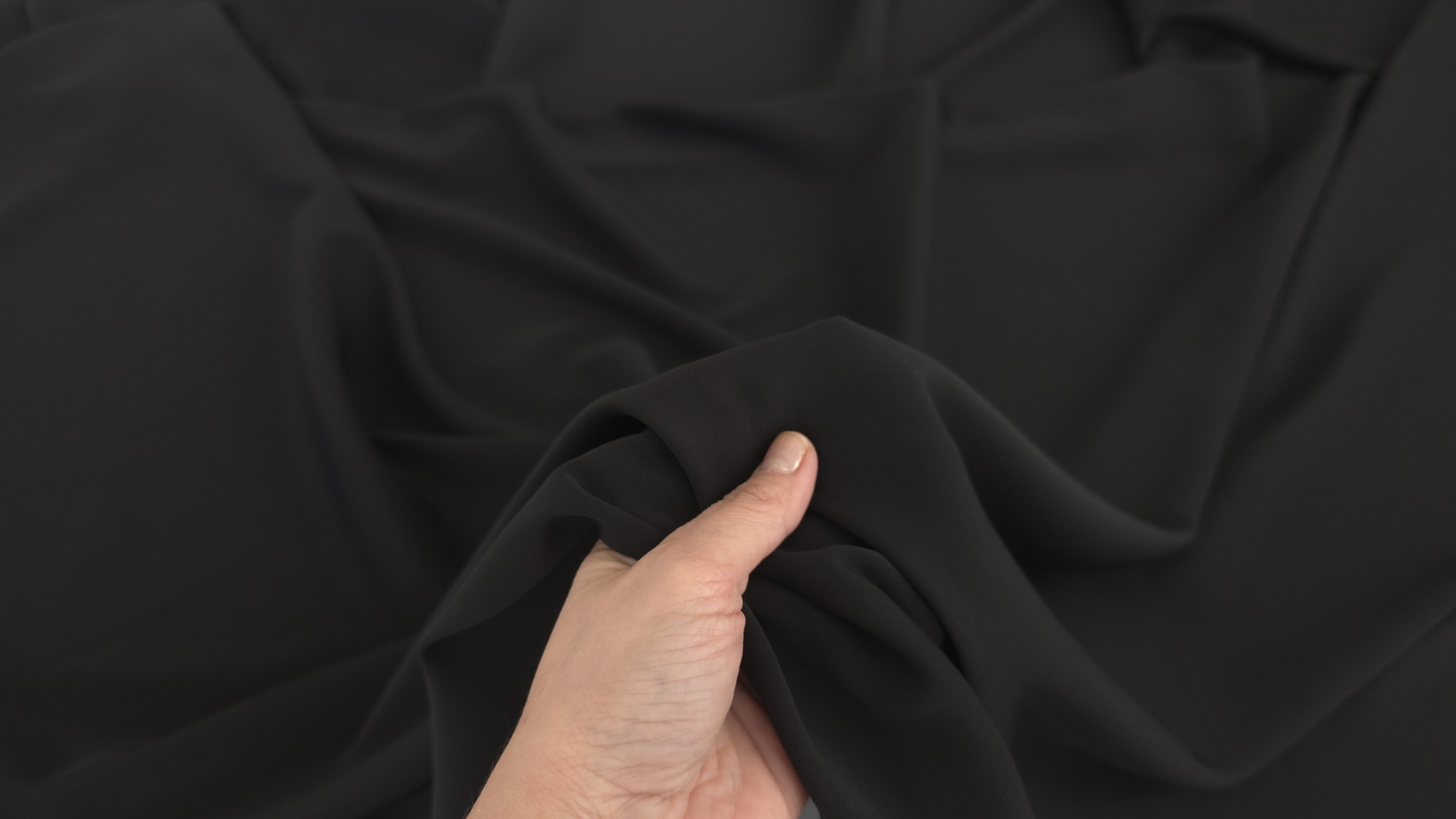 mana tinand crep negru falduri ample cadere stabila latime 150cm