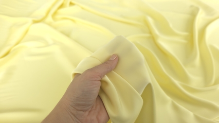 material galben pai satinat strâns în mână falduri dense volum consistent