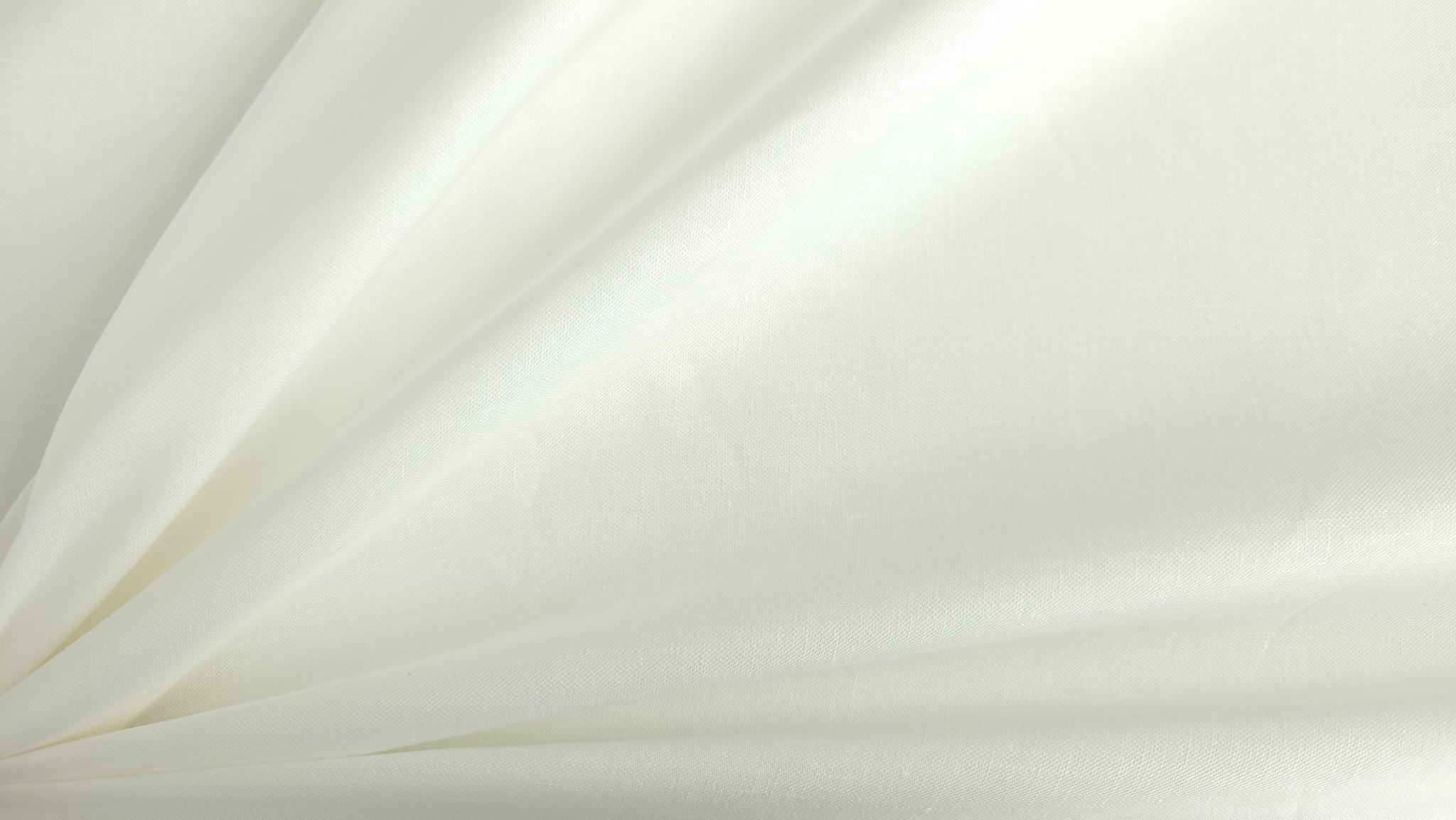material ivory in usor transparent la pliere lumina directa