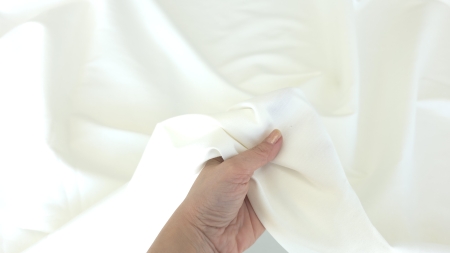 material ivory strans in mana falduri moi flexibilitate vizibila