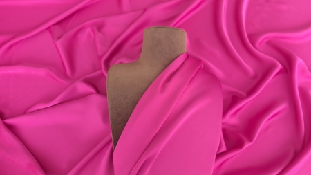 material roz pe bust croitoresc dos intors vizibil falduri ample luciu uniform
