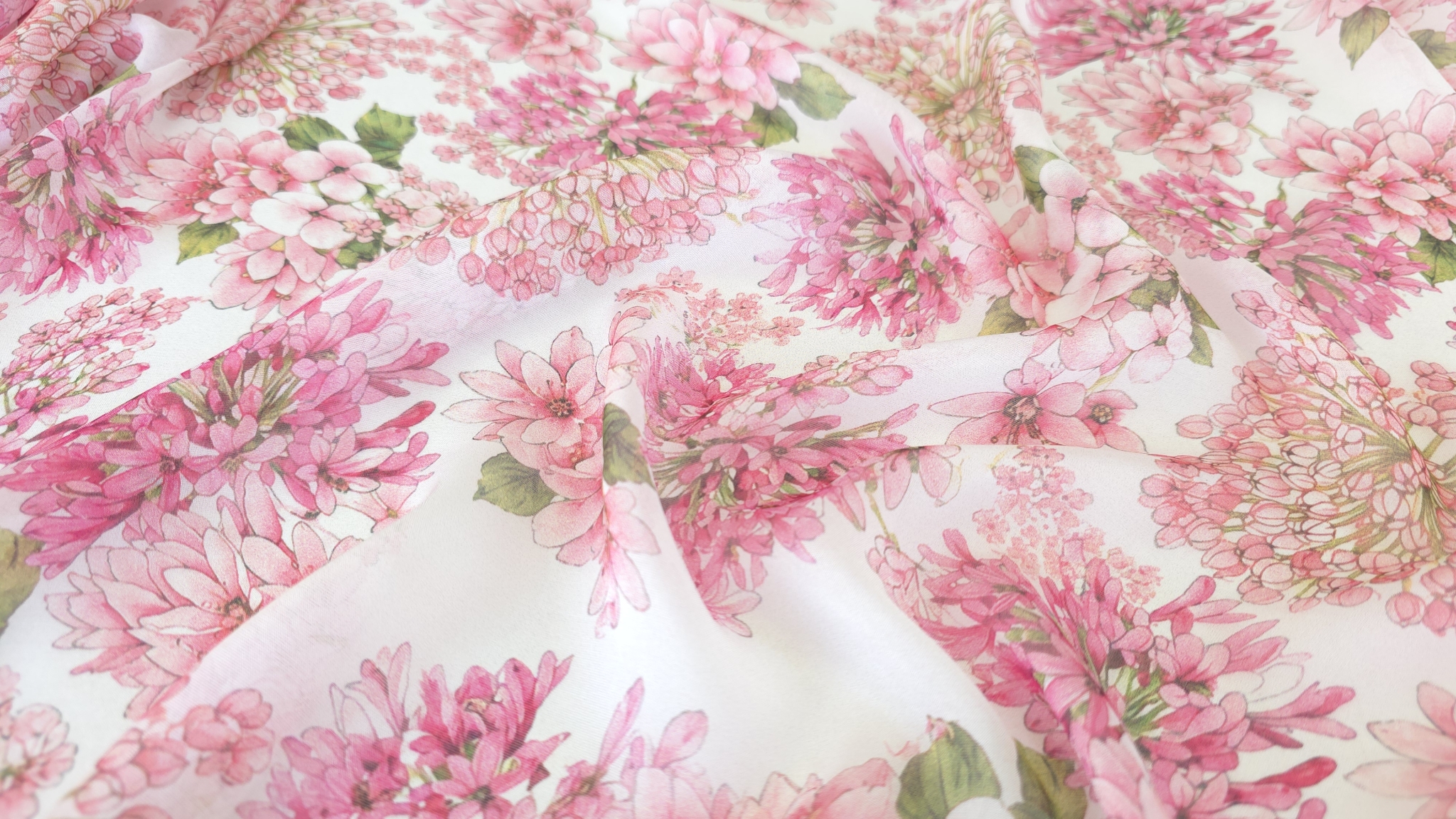 metraj voal chiffon mătase naturală model floral roz pe fond alb cu frunze verzi