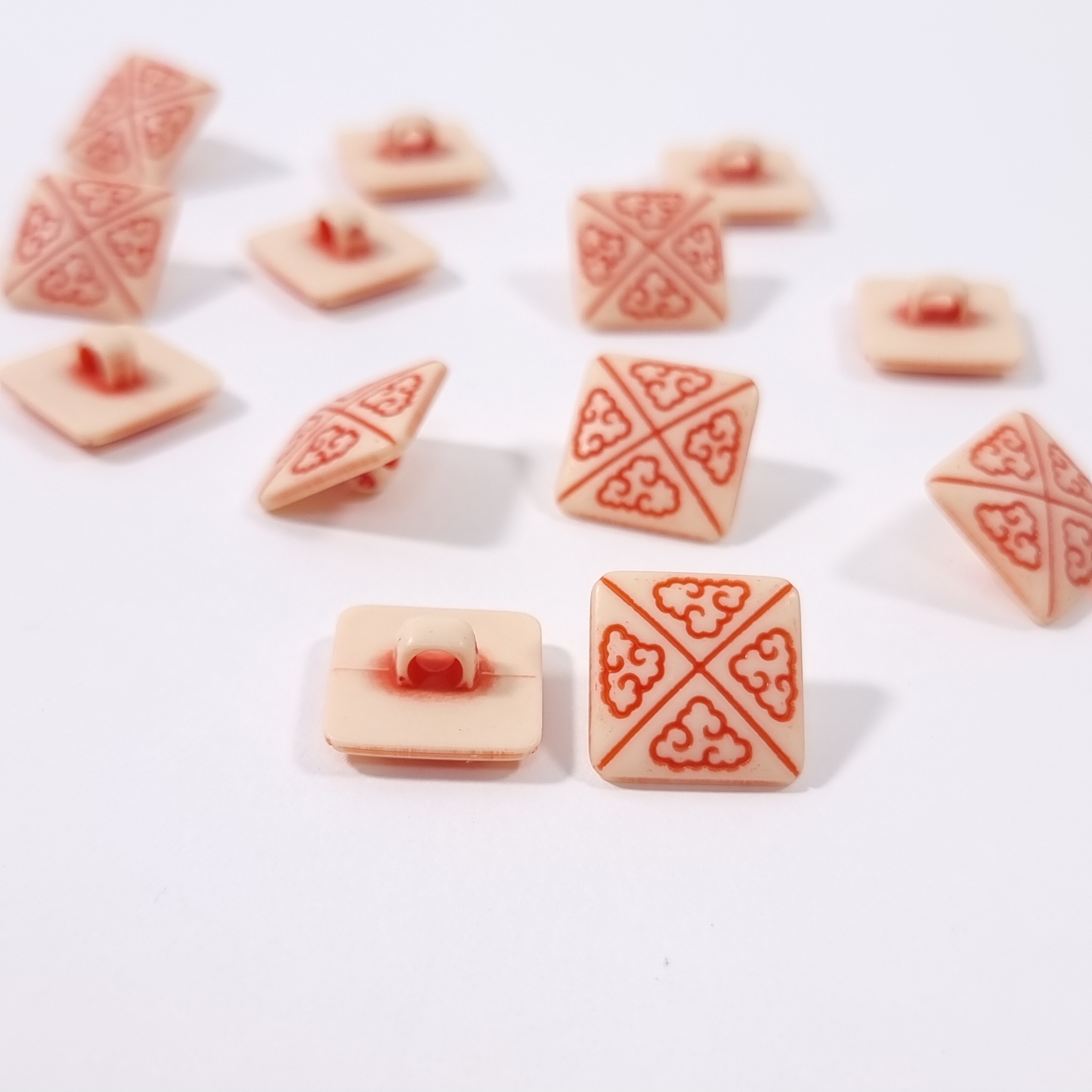 nasturi pătrați ivory cu motiv oriental roșu pentru cămașă sau bluză Ø15mm