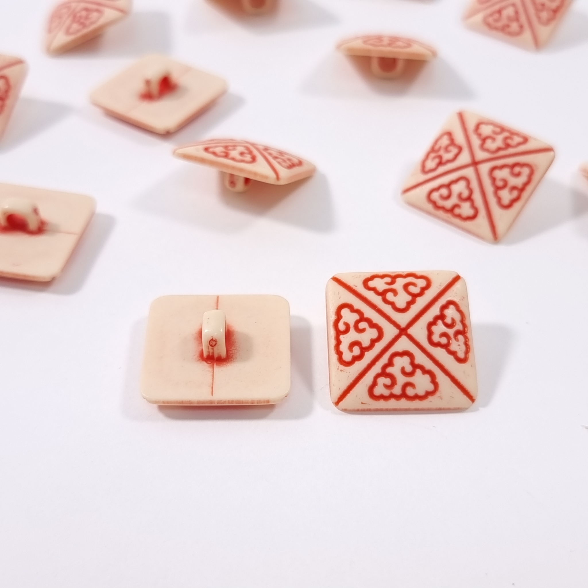 nasturi pătrați ivory cu motiv oriental roșu pentru jachetă sau vestă Ø23mm
