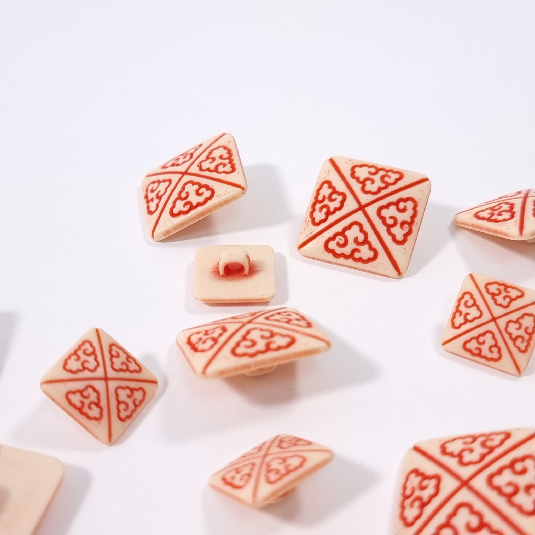 nasturi pătrați din plastic ivory cu motiv oriental roșu, model PCS008, detaliu prindere picior și față