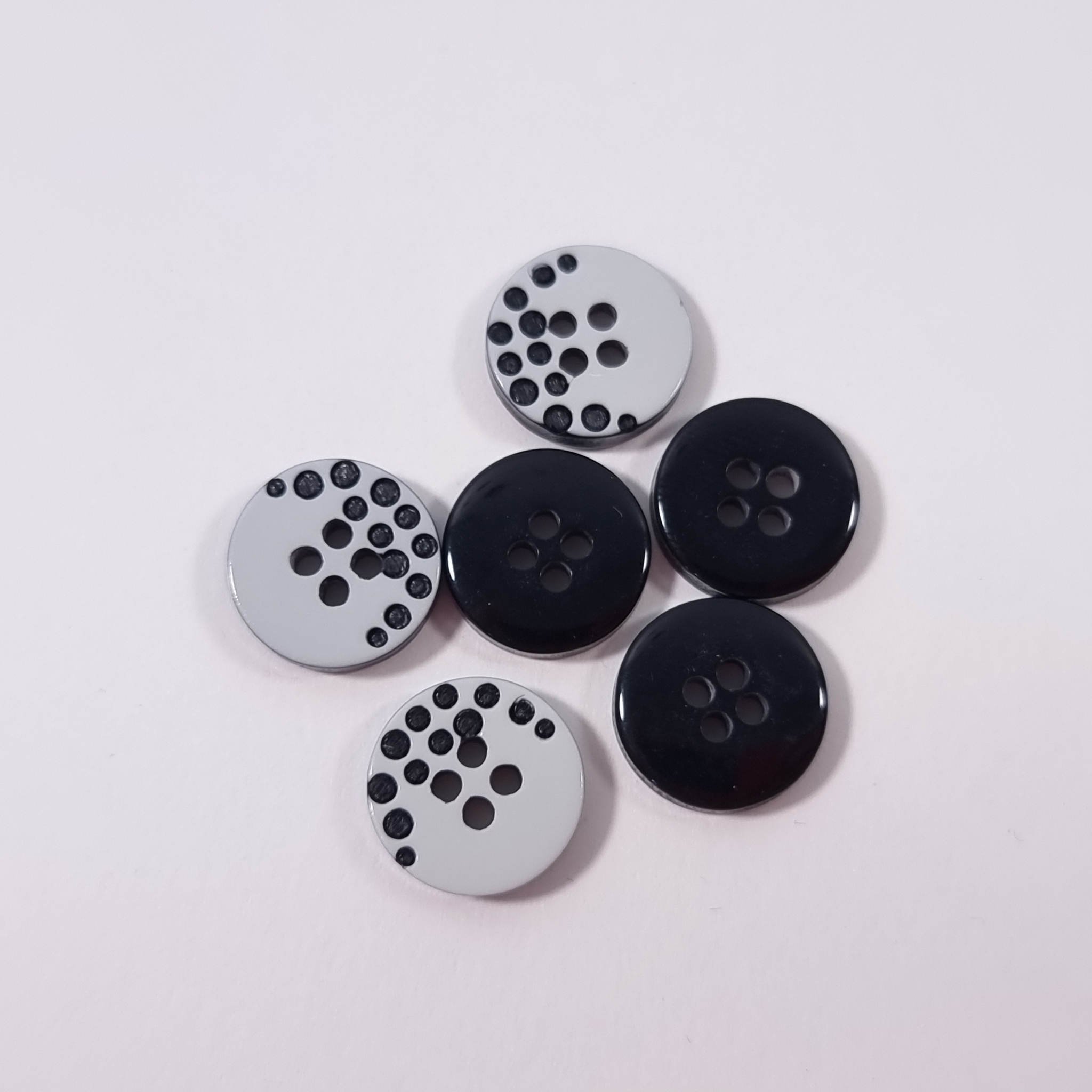 nasturi PCS031 model Dots alb-negru 4 găuri Ø13mm