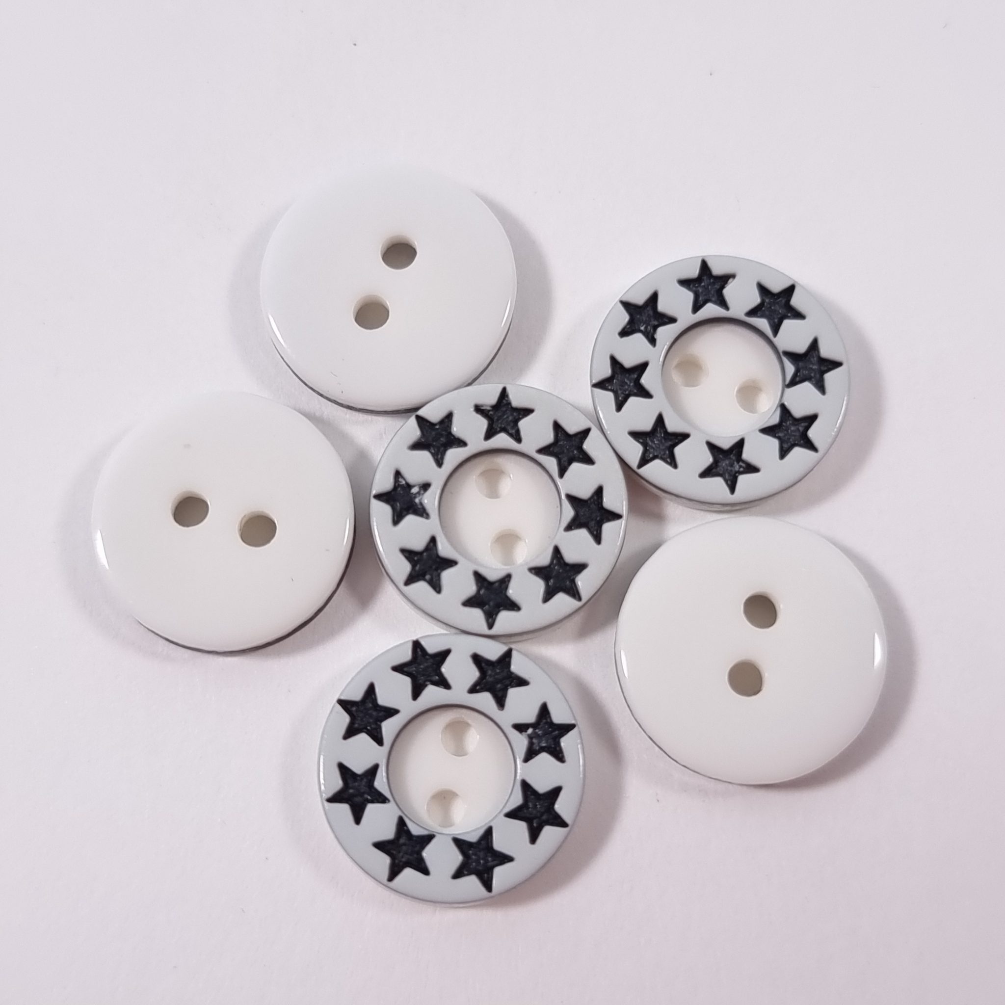 nasturi PCS031 model Stars alb-negru 2 găuri Ø13mm