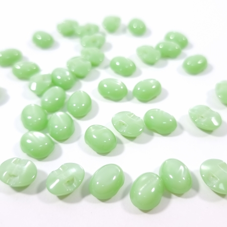Detaliu nasturi ovali din rășină verde mint, prindere prin picior plat