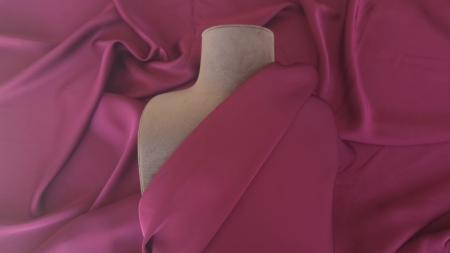 saten burgundy drapat pe bust manechin falduri ample nuanta visiniu profunda